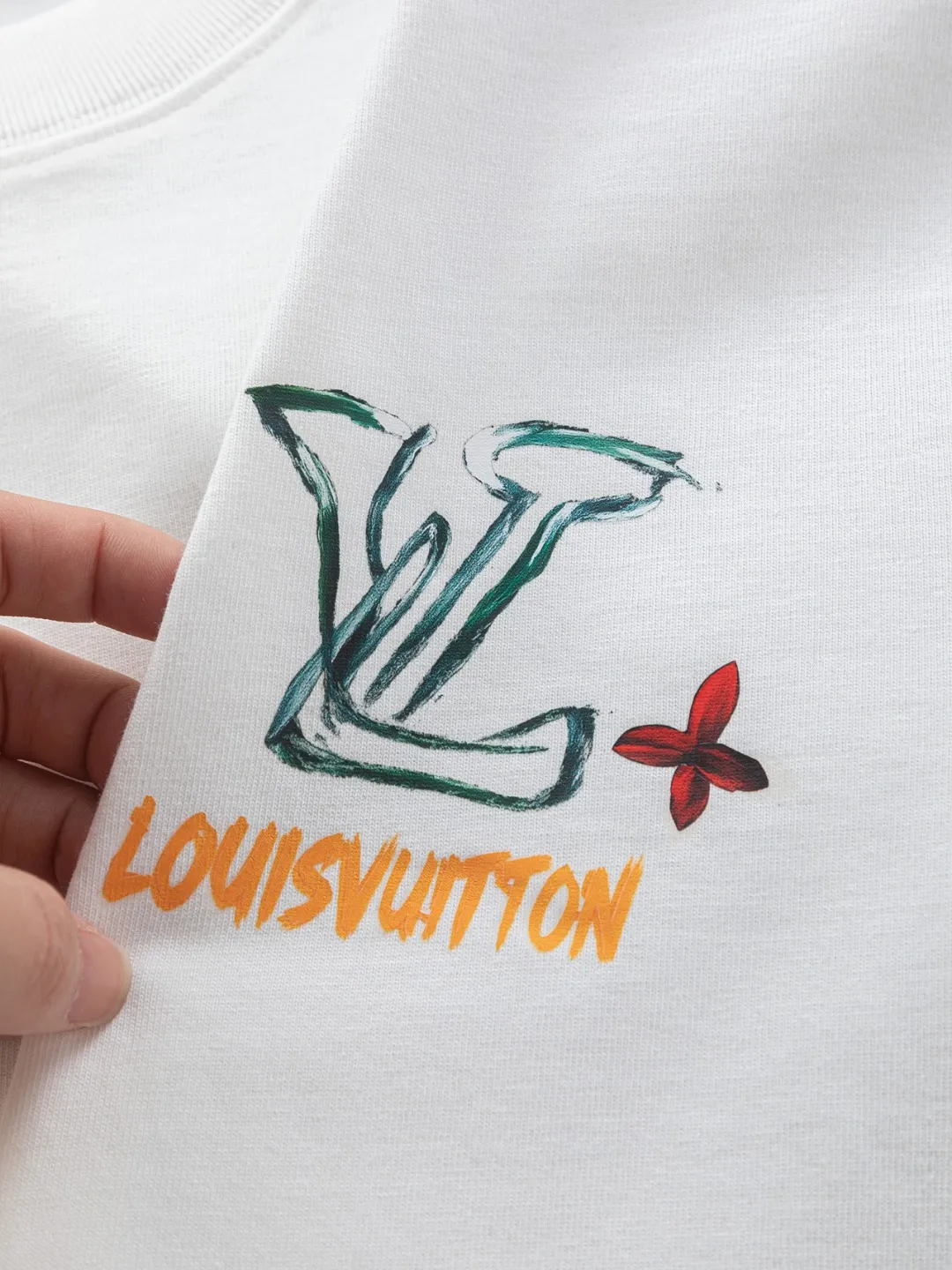 🅿️190 Louis Vuitton 1V LV lv slightly wide version S-XL LV 26ss new products are available at counters simultaneously. Multiple craftsmanship. Small graffiti letter logo on the chest + large graffiti letters logo printing on the back. Round neck short-sleeved T-shirt, same style for men and women! Consigned to one-to-one creation. Synchronized with the official website, pure cotton fabrics at the counter! It is close to the skin and comfortable, durable and easy to wear. It has a classic and simple logo design and meticulous original craftsmanship. Short-sleeves, a must-have item for men, do not appear to be the same for the general public, but must be unique and eye-catching. This LV short-sleeve is all about quality, comfort, the same shape and fashion as always, including fabrics and cutting techniques. All of them have been made with great effort! 320 grams of washed pure cotton fabric, pure cotton is breathable, very refreshing and comfortable for daily wear. The rib knitting on the neckline is smooth and tight, and the neckline will not be skewed if you toss it at will. The loose version, you will find that it looks really good on the upper body. The overall is minimalist and neat, super versatile for daily use! Pair it casually with a pair of pants for a youthful look. A T-shirt will make your outfit crazy. It is a fashionable item that can never go wrong! Color: Black White Size: S-XL Size chart: S: Shoulder width 50-Bust 56-Length 70 M: Shoulder width 52-Bust 57-Length 72 L: Shoulder width 54-Bust 59-Length 74 XL: Shoulder width 56-Bust 62-Length 76